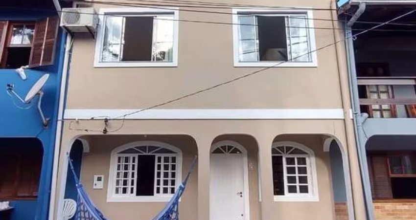 Casa à venda em Armação com 165 m², 5 quartos, 1 v
