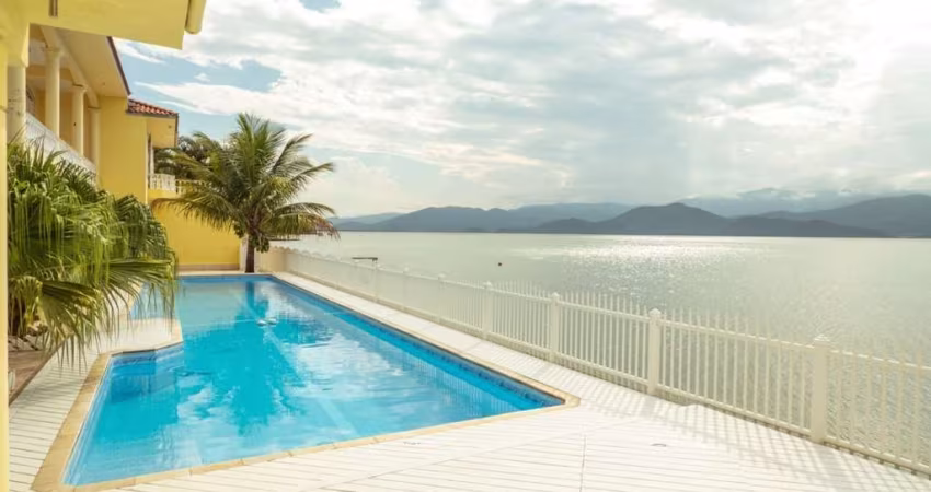 Casa de 6 dormitórios no Ribeirão da Ilha