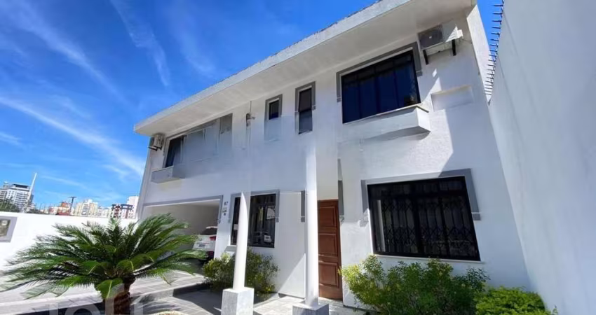 Casa à venda em Agronômica com 394 m², 5 quartos,