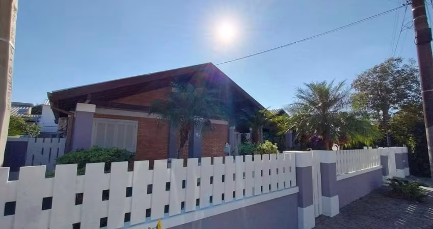Excelente casa com 4 dormitórios na Armação