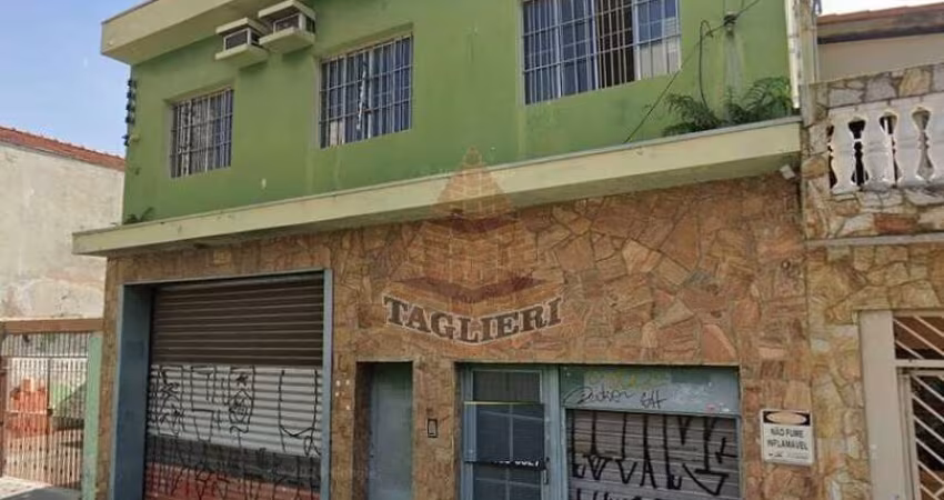 Salão aproximadamente 450M2 composto de + outro salão, 04 depósitos