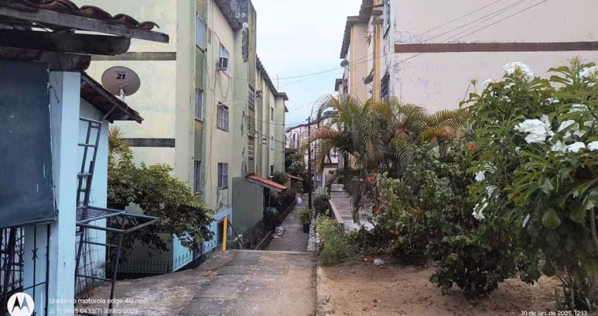 Apartamento no Cabula  portaria 24 horas 2 Vagas de garagem , 2° Andar, Escada.
