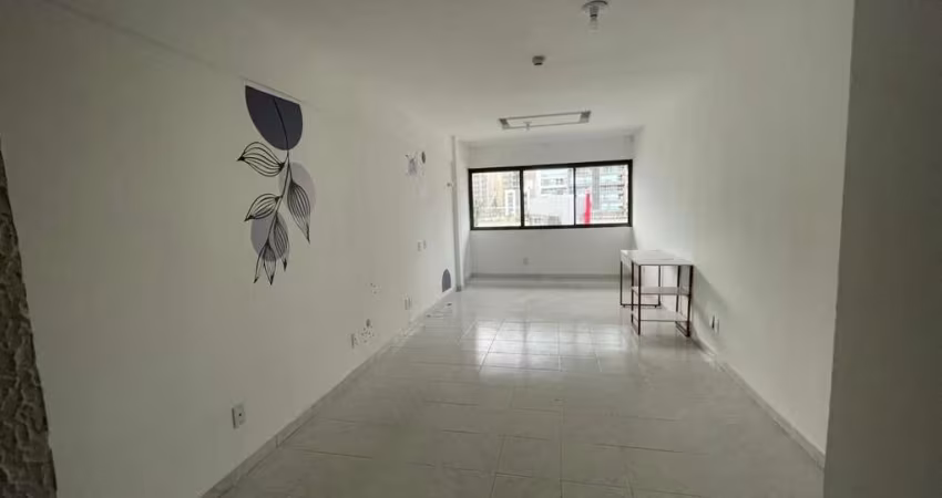 Sala Comercial  Centro Médico da Pituba r$ 80.000   com 28m em frente ao Shopping Itaigara .