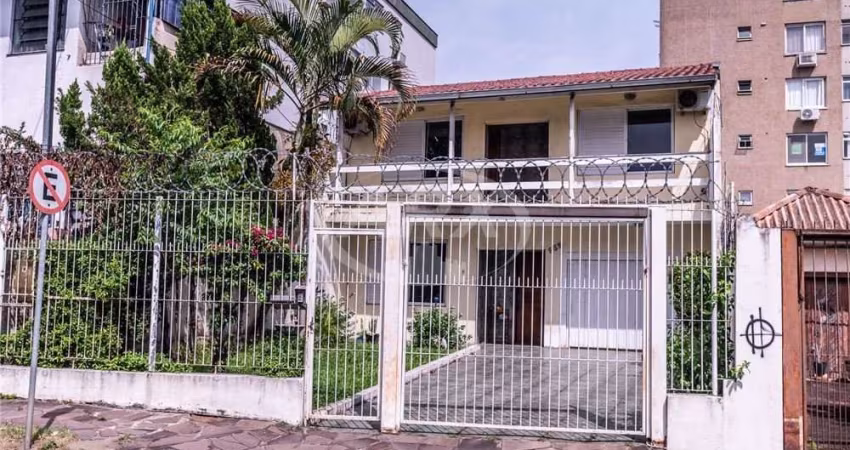 Casa com 2 quartos à venda na Avenida Grécia, 539, Passo da Areia, Porto Alegre