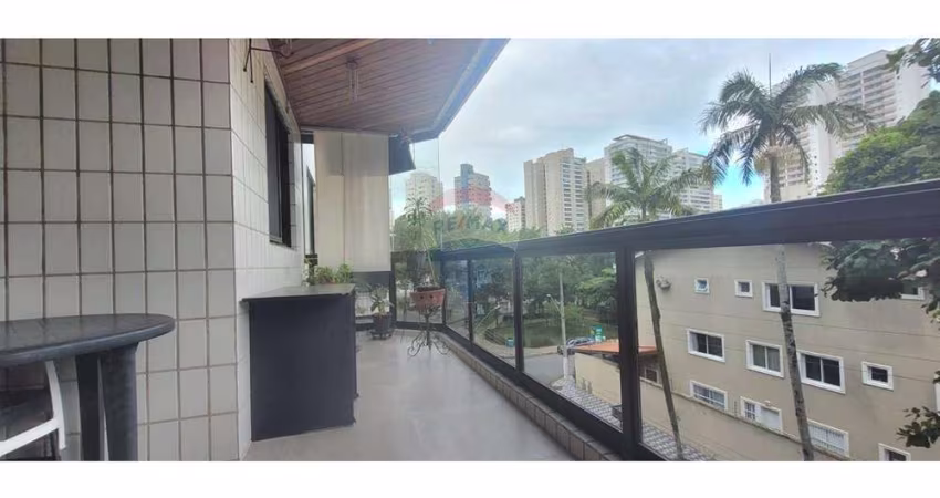 Apartamento com 2 dormitórios, sendo 1 suíte, sala com 2 ambientes e sacada envidraçada.