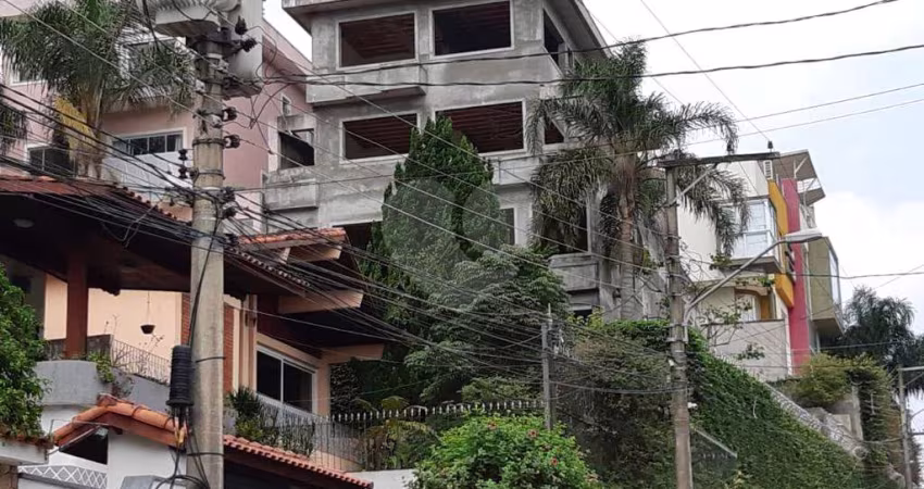 Sobrado em condomínio em fase de construção, rua com cancela e guarita, subida Serra da Cantareira