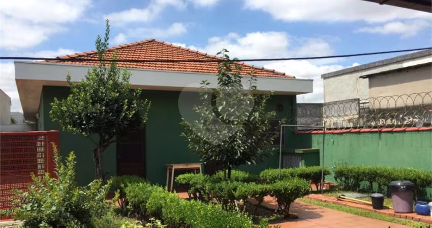 Casa térrea, bem arejada  3 dormitórios com uma suíte, 2 vagas, rua tranquila,