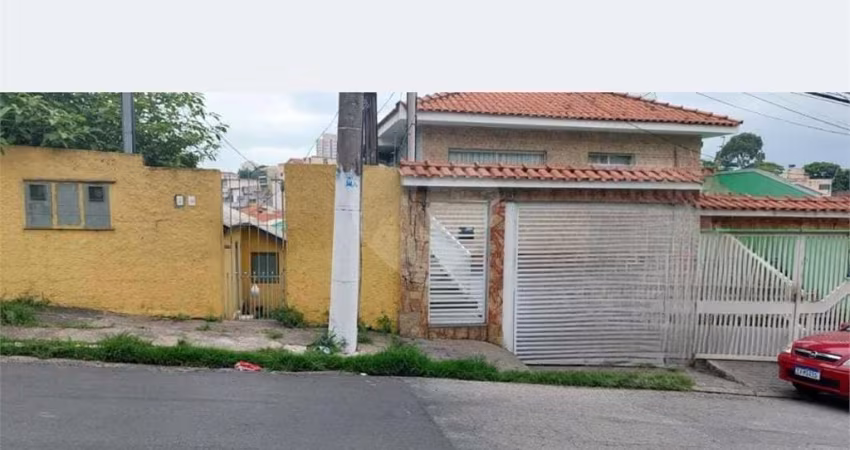 Sobrado, com 3 dormitórios, 01 suíte e armários planejados, lavanderia, garagem para 5 carros