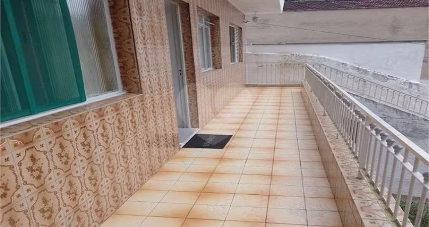 Sobrado com quatro dormitórios e seis vagas e mais duas casas para renda.