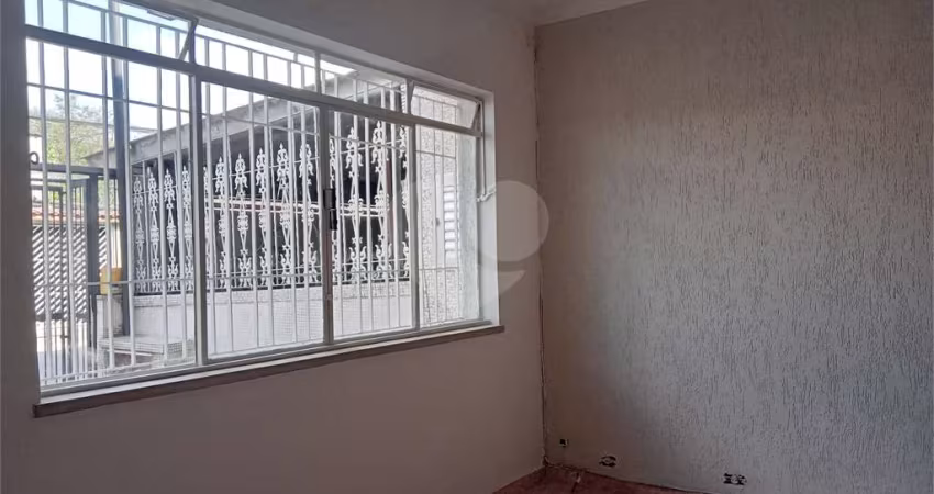 Sobrado à venda na Vila Maria com 2 dormitórios e garagem para 2 carros.