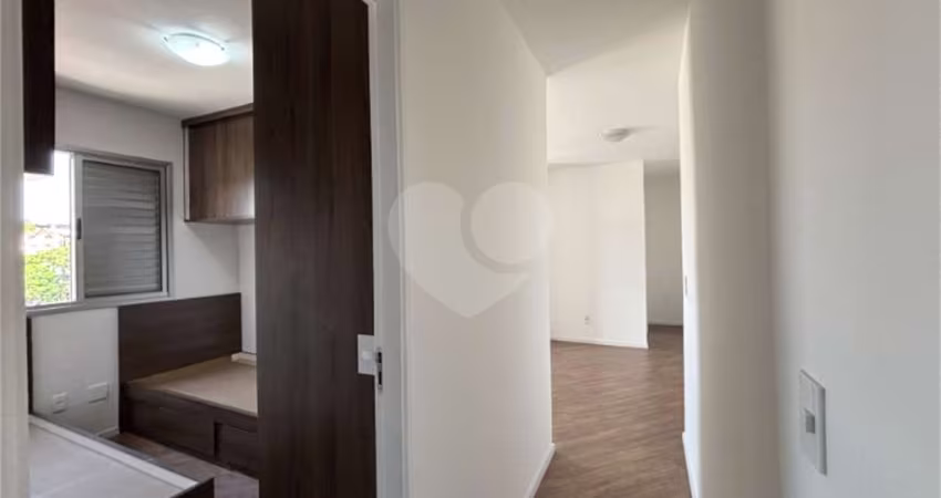 Apartamento 2 quartos, sala para 2 ambientes com sacada e uma vaga de garagem