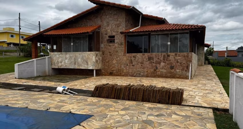 Casa espaçosa,  no  Condomínio Ninho Verde I, em Porangaba/SP,