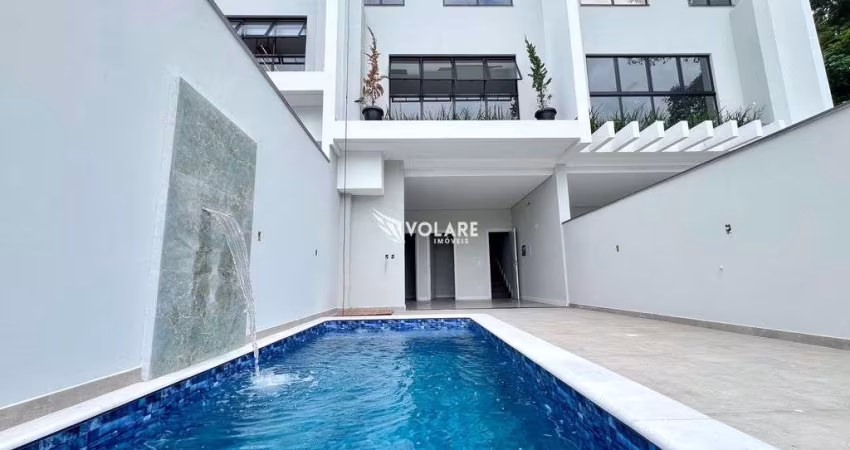 Sobrado Triplex com 3 suítes, piscina na Ponta Aguda por R$ 1.290.000