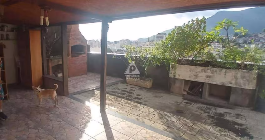 Apartamento Duplex. Terraço (cobertura legalizada) com churrasqueira privativa e Painel Solar instalado. Varanda. 1 vaga. 2 quartos, sendo 1 suíte.
