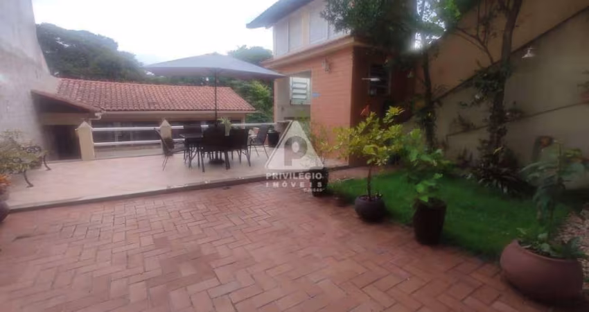 Casa triplex, 03 quartos - 184m² - 04 vagas - Condomínio fechado