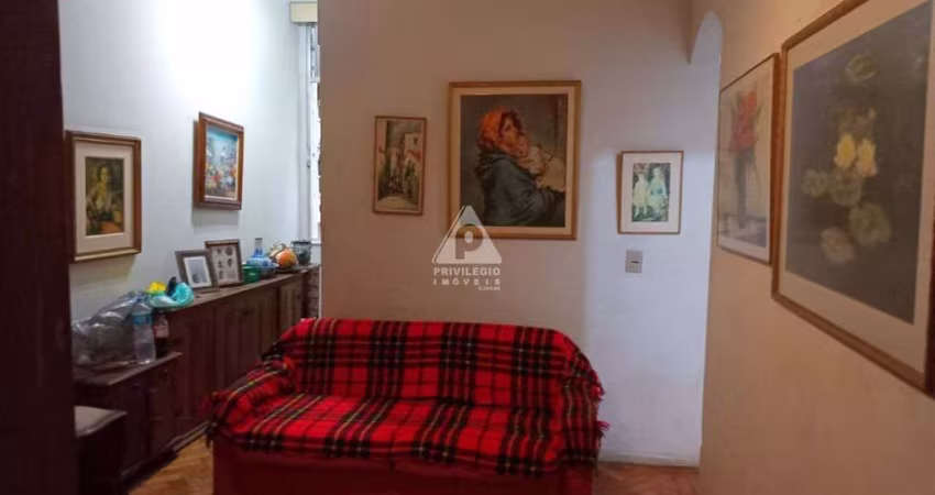 Posto 5! 50m² - Quarto e sala com dependência em rua nobre de Copacabana