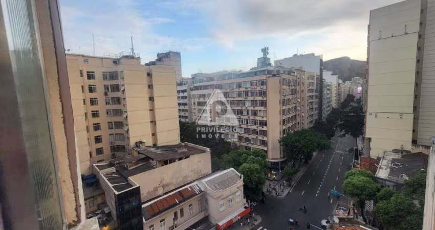 Bom para AirBnB - Studio (Conjugado) com 27m², todo reformado dividido em saleta e quarto, imóvel de andar alto, claro e arejado