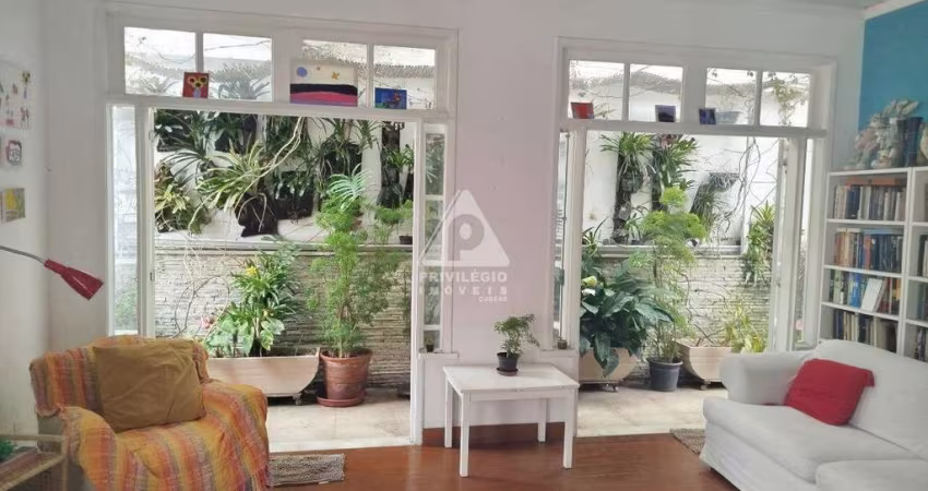 Apartamento duplex de 346m² com varanda e área externa de 03 quartos, 2 suítes e 2 salas amplas no Flamengo/RJ