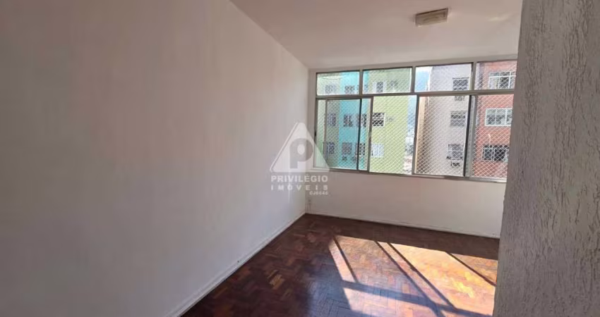 Apartamento no Humaitá, 2 quartos com armários, DCE, área com tanque e instalação para máquina, 1 vaga e portaria 24h.