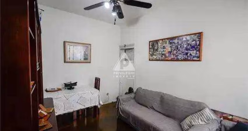 2 quartos, sala ampla, clara e arejada, 2 quartos, 2 banheiros (social e serviço) cozinha, área de serviço, dependência completa e 1 vaga de garagem
