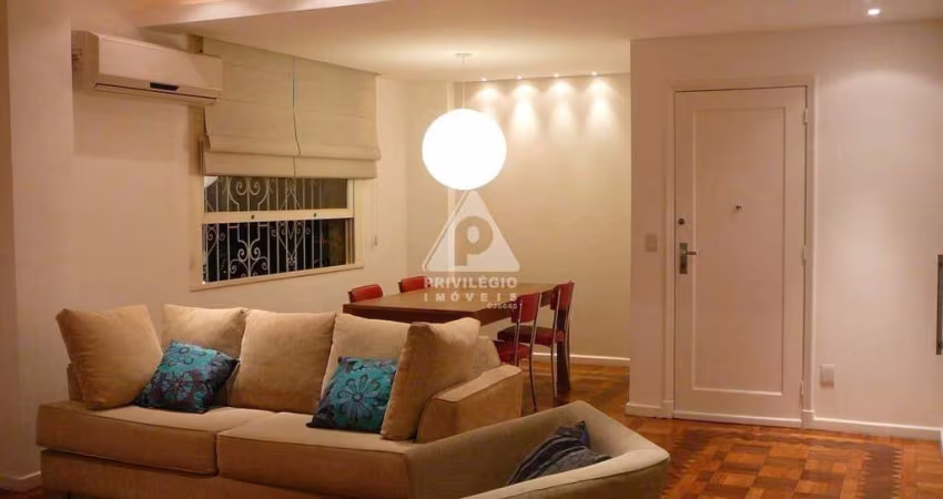 Apartamento com 2 quartos (original 3) e vaga em Copacabana.