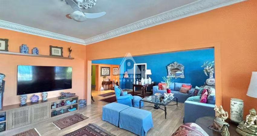 Apartamento a venda na Avenida Atlântica com vista mar.