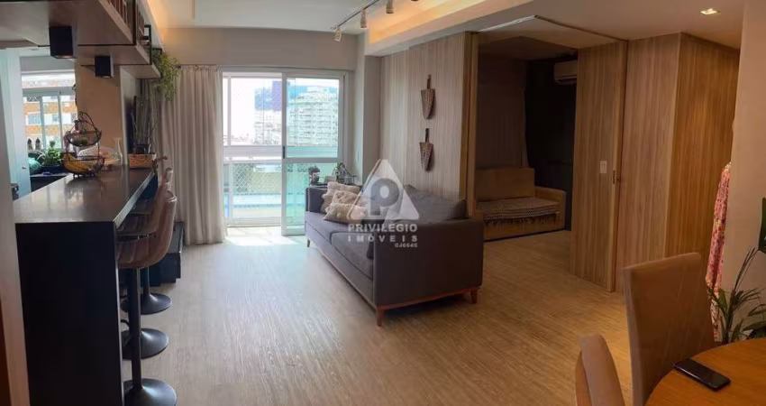 PRIVILÉGIO IMÓVEIS VENDE: SENSACIONAL APARTAMENTO EM BOTAFOGO REFORMADO POR ARQUITETO