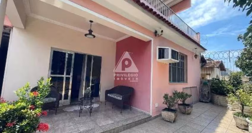 Casa 3 quartos no Bairro Jd. 25 de Agosto. Terraço com área gourmet e piscina; vaga para 4 carros..