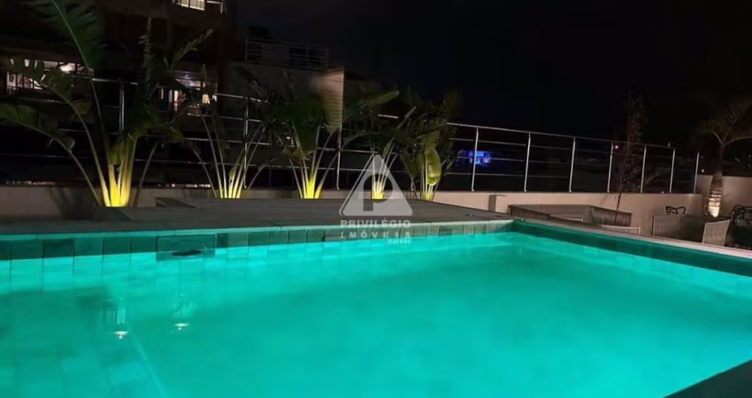 COBERTURA ALTO PADRÃO COM ÁREA EXTERNA E PISCINA