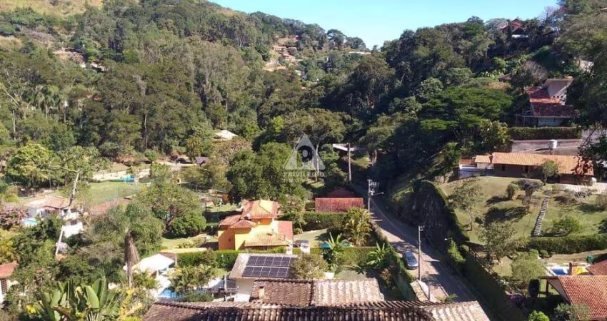 Casa Triplex com 3 suítes (hidromassagem na suíte principal) em Condomínio com Total Infra em Itaipava.