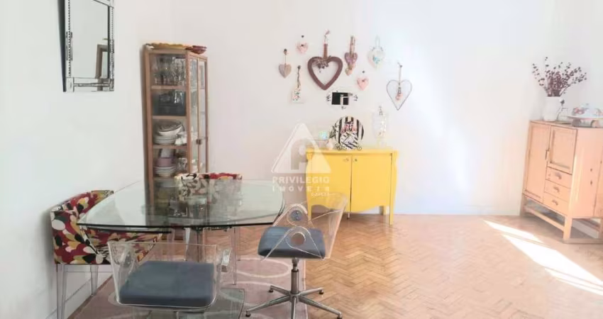 Apartamento de três quartos amplos, claros e arejados e muito silencioso, em rua nobre em Copacabana.