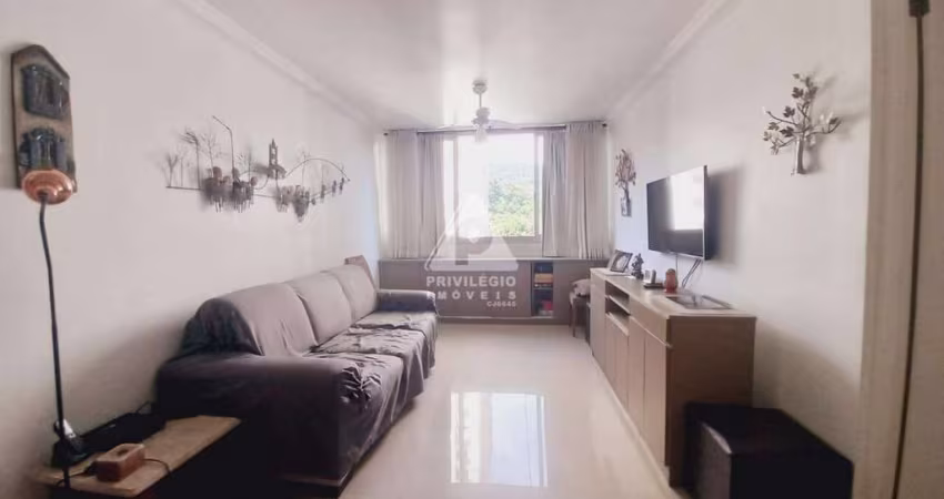 Apartamento reformado de 03 quartos com vista livre e muito arejado, dois banheiros sociais,