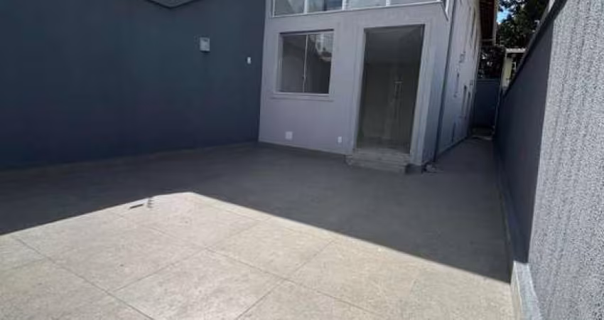 Casa geminada de três quartos no Bairro Trevo