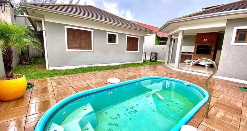 Casa á venda com 3 dormitórios e piscina na praia