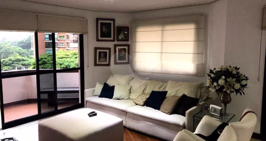 Apartamento com 4 quartos à venda em Moema - SP