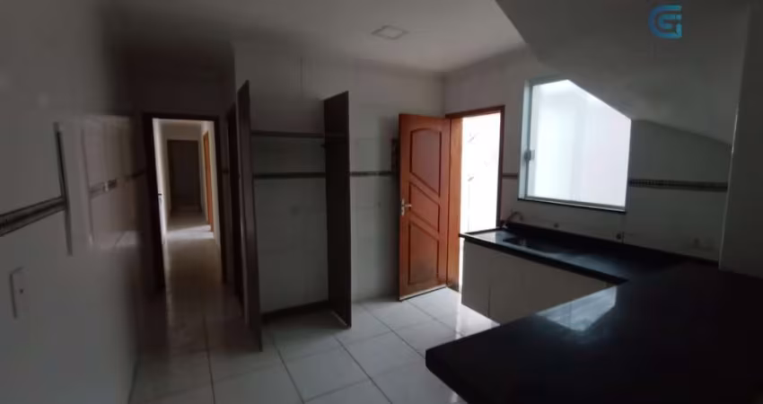 Vendo casa Sobreposta baixa de 3 dormitórios, sendo 1 suite, quintal com churrasqueira e garagem no Marapé em Santos
