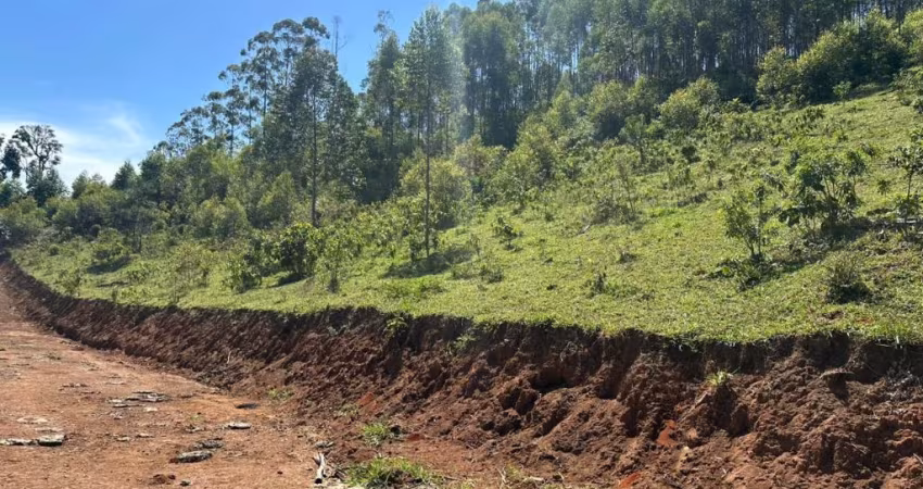Vende-se terrenos com linda lago privado.