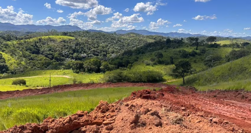 Vende-se terreno com ótimo acesso 1km do asfalto em Arujá