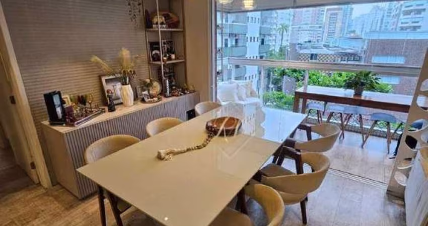 Luxuoso apartamento, LINDO, com 3 suítes, finamente decorado por arquiteto, a 1 quadra da praia do Embaré. Aproveite!!