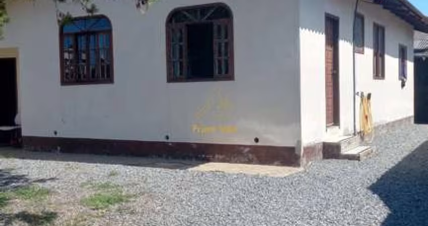 Casa com suíte mais dois quartos no Aventureiro