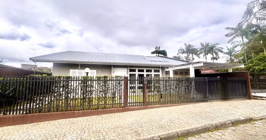 Linda casa de 194m² plana com 1 suíte mais 2 quartos, 2 vagas, área de festas com piscina à venda em Joinville