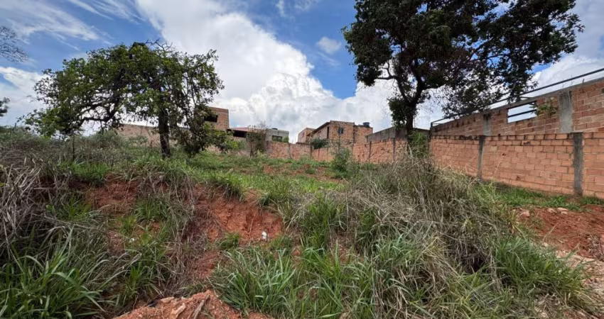 Terreno á venda de 360m² semi plano com ótima localização em Igarapé MG!