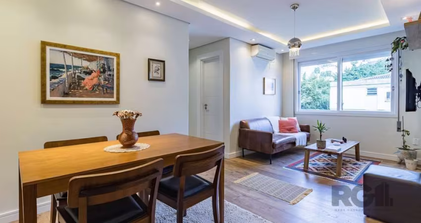 Lindo apartamento de 63 m², finamente decorado e mobiliado, pronto para morar. O imóvel conta com 2 dormitórios espaçosos, bem iluminados, com móveis sob medida e ventilador de teto. Dispõe de 2 banhe