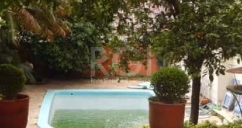 Casa para Comprar com  4 dormitórios, sendo 1 suíte e 4 vagas no Bairro Mont Serrat .&lt;BR&gt;Bela casa de 482 m2 , com 4 pisos contendo 4 dormitórios , todos com sacada, sendo 1 suíte máster com hid