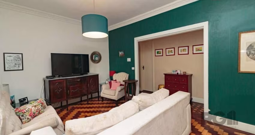 Descubra o que há de melhor em moradia com este apartamento reformado e espaçoso localizado na charmosa Rua Doutor João Dutra, no coração do bairro Petrópolis, em Porto Alegre. Este imóvel impecável o