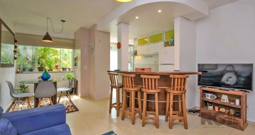 Apartamento de 2 dormitórios, localizado na rua Mura n° 288, condomínio solar Campo Belo, bairro Guarujá. Empreendimento construído pela construtora projeção. Possui 55m² privativos, living de 2 ambie