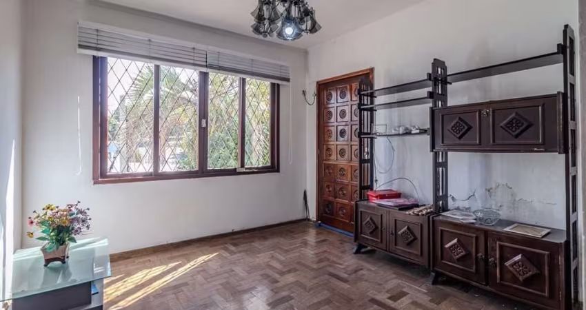 Ampla Casa de Rua 6 Dormitórios e 3 Banheiros! Espaço e Conforto para Toda a Família Se você procura um imóvel espaçoso, confortável e bem localizado, esta casa é a escolha perfeita! Com 6 dormitórios