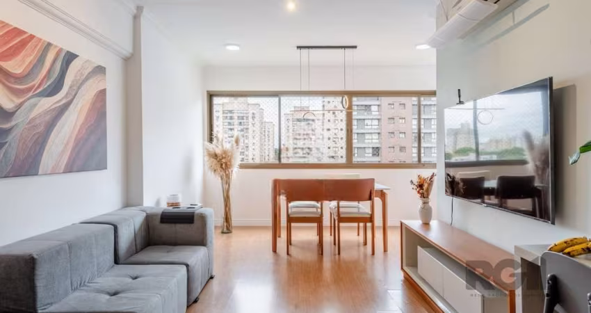 Apartamento de dois dormitórios localizado no bairro Passo da Areia em Porto Alegre/RS.&lt;BR&gt;&lt;BR&gt;O imóvel possui 72m² privativos, dois quartos, sendo um com suíte, living para dois ambientes