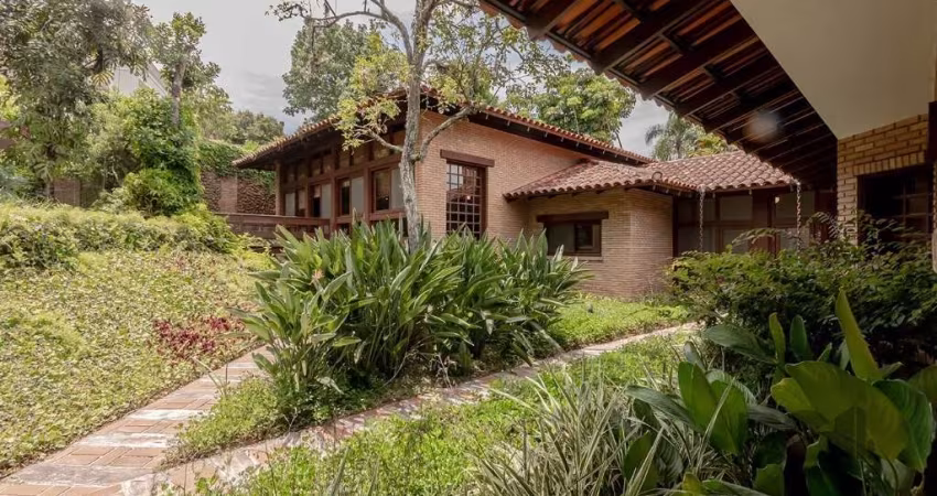CONDOMÍNIO RESIDENCIAL JARDIM DO SOL - CAVALHADA&lt;BR&gt;&lt;BR&gt;DESCRITIVO DOS IMÓVEIS:&lt;BR&gt;A Residência&lt;BR&gt;Construída entre 1990 e 1992, sobre dois dos maiores lotes, somando 4.134m2 t