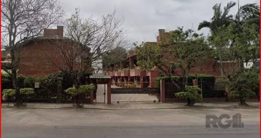 Excelente casa em condomínio, no bairro Pedra Redonda. &lt;BR&gt;O imóvel possui living para 02 ambientes com lareira, lavabo, sala de estar e jantar, além de cozinha montada integrada, dependência co